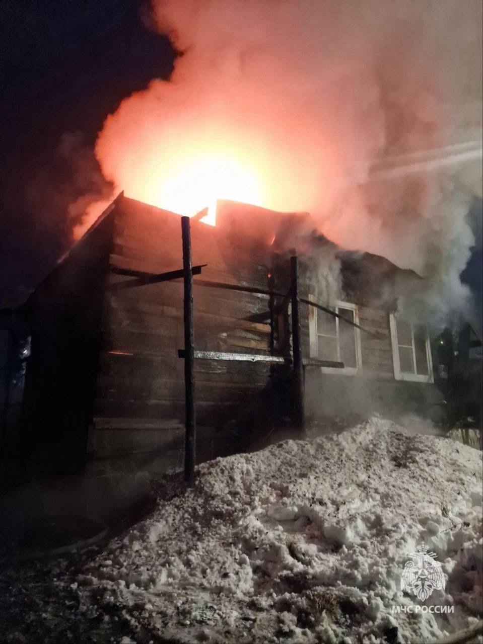 Чудом обошлось без жертв: в Белорецке сгорел дом многодетной семьи