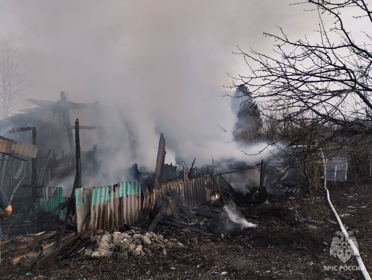 Состояние крайне тяжелое: в Башкирии мужчина получил сильные ожоги во время пожара