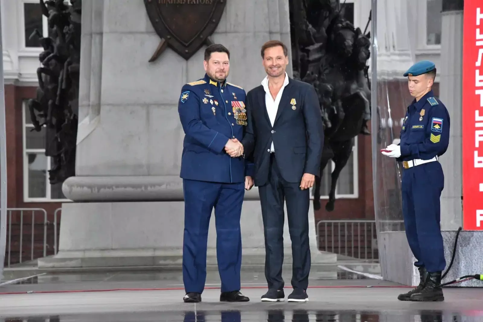 Аскара Абдразакова наградили медалью Министерства обороны