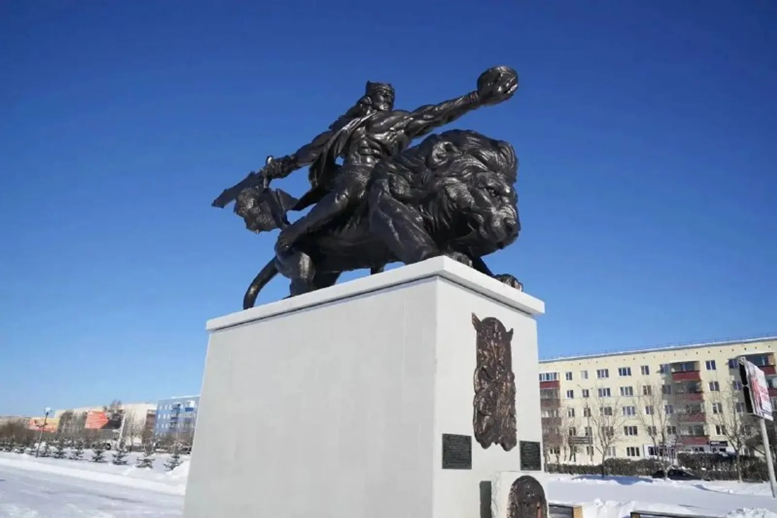 Эпос ожил в граните - о новом символе Учалов и народной любви к «Урал-батыру»