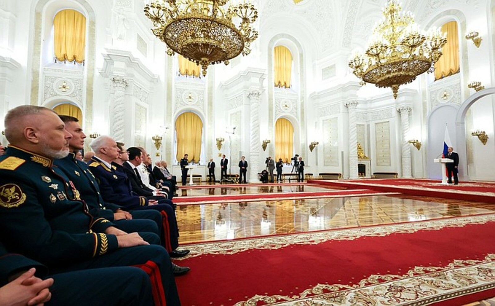 Владимир Путин поздравил выпускников военных вузов с окончанием учебы