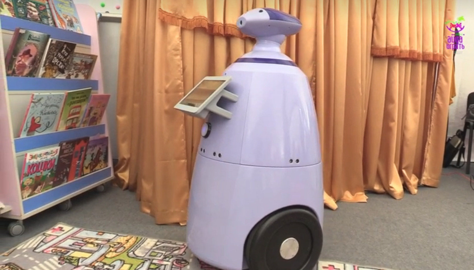 В Национальной библиотеке Башкортостана посетителей консультирует настоящий робот