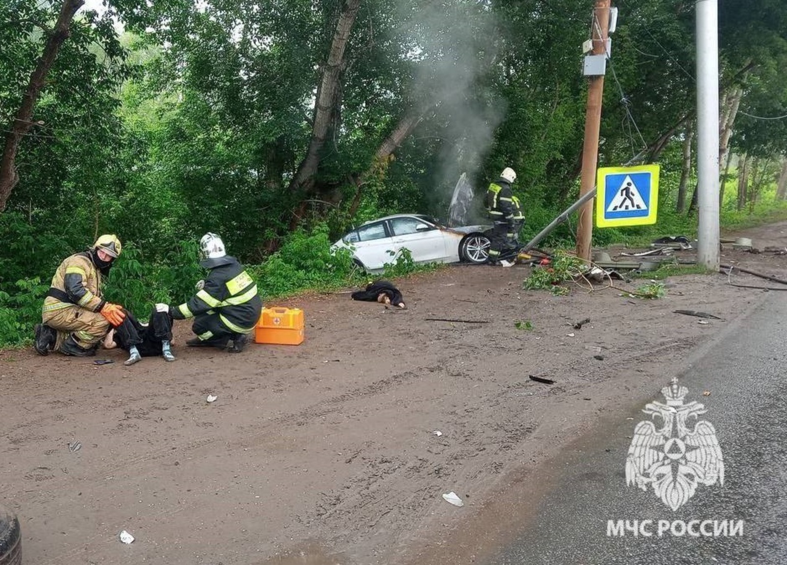 В Уфе произошло серьезное ДТП: BMW врезался в светофор, есть жертвы