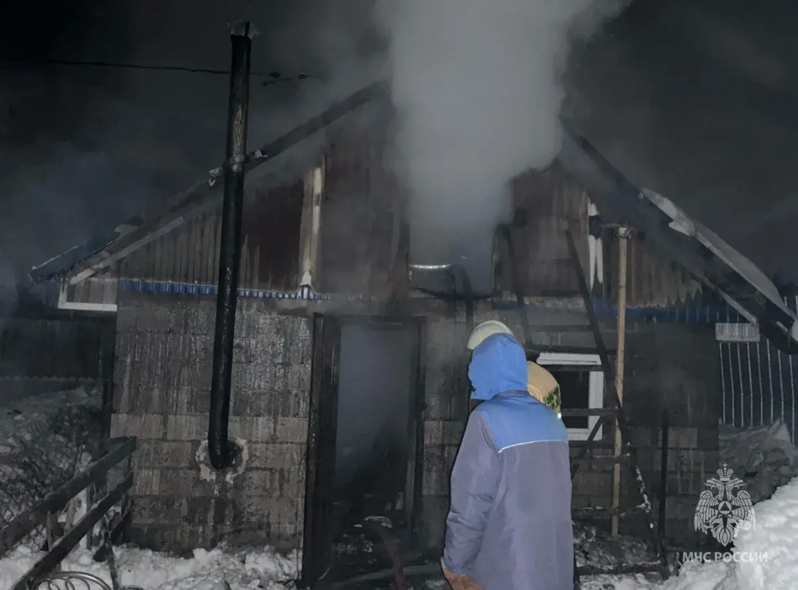 Трагедия в Благовещенске: ночной пожар унес жизнь мужчины