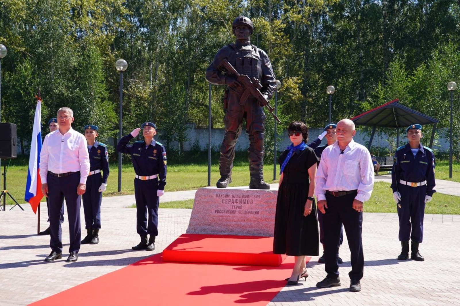 памятник Максиму Серафимову в парке «Патриот»