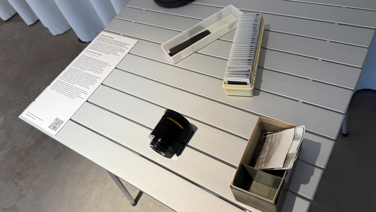 Интерактивные моменты выставки позволяют тактильно прикоснуться у проекту. Например, за этим столом можно сесть и, вставляя слайды в фильмоскоп, пролистать «Семь историй» фотохудожницы Анастасии Павловой.