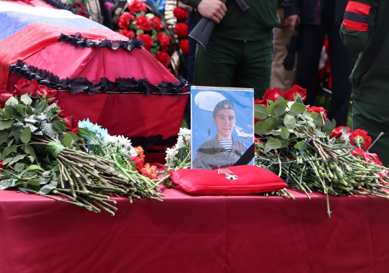 Сколько смертей сейчас. Похороны военных погибших на Украине 2022. Похороны десантников погибших на Украине 2022. Похороны военнослужащего погибшего на Украине.