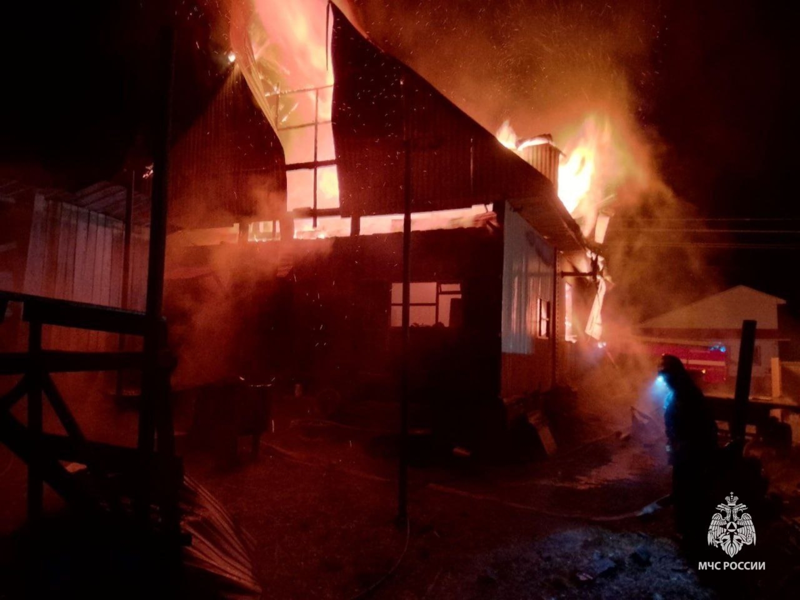 В Башкирии подросток спас семью из огня: ночью загорелся дом