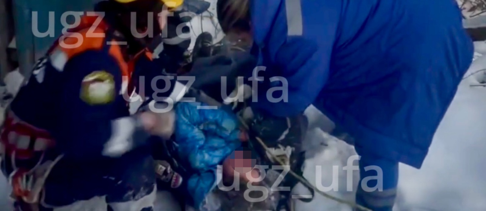 Спасатели Уфы помогли женщине, упавшей в глубокий овраг