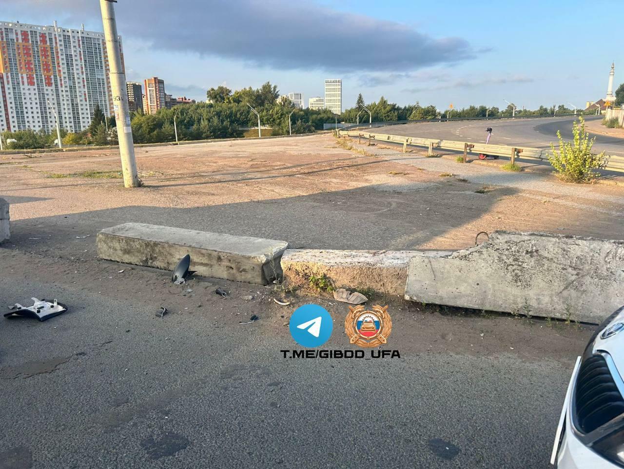 В Уфе мотоцикл наехал на бетонный блок