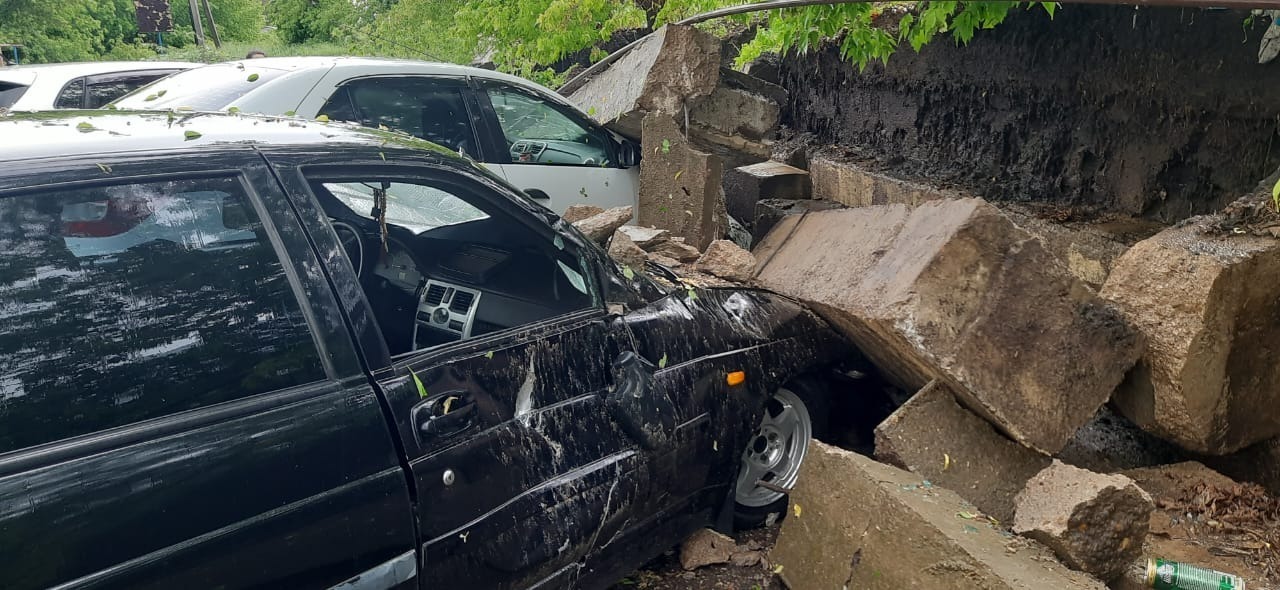 В Башкирии упавшие блоки ограждения повредили несколько машин