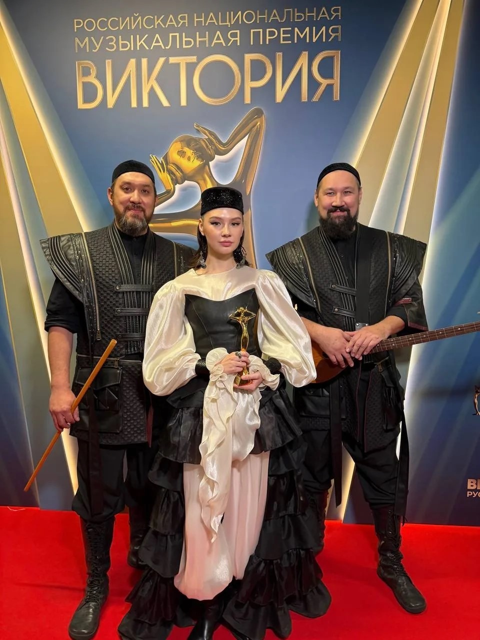 AY YOLA признана лучшей поп-группой года