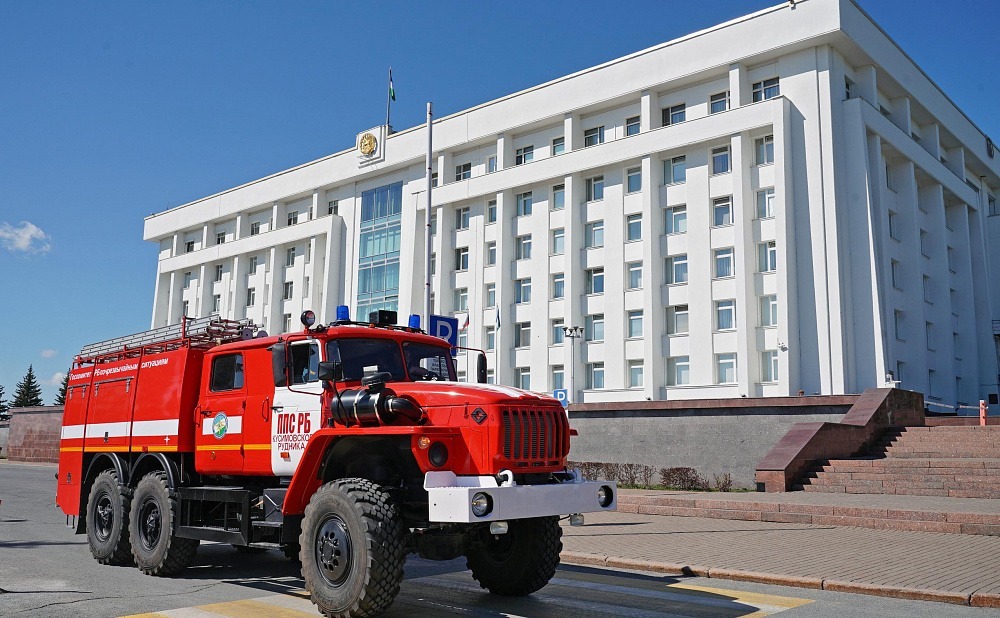 Глава Башкирии поздравил огнеборцев с 375-летием пожарной службы