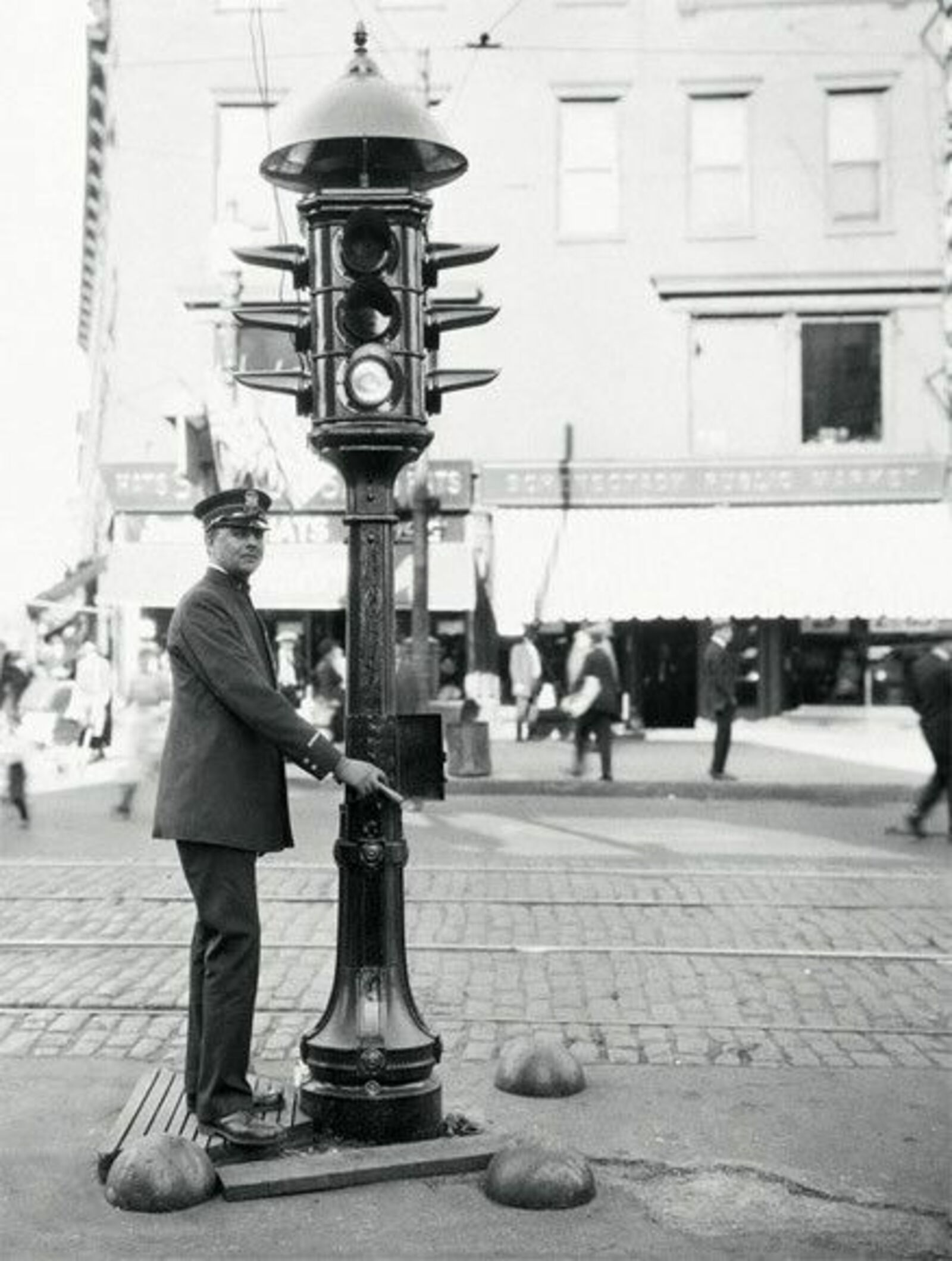 Первые в мире электрические светофоры были установлены в Кливленде (США).