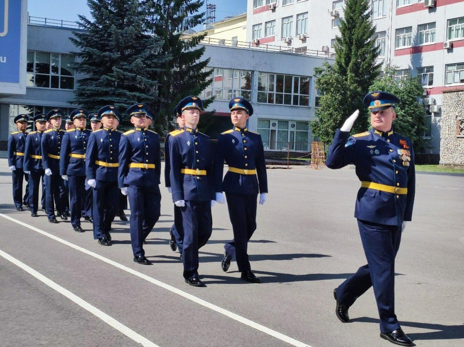 В Уфе под крылом МиГ-19 вручили погоны офицерам-летчикам
