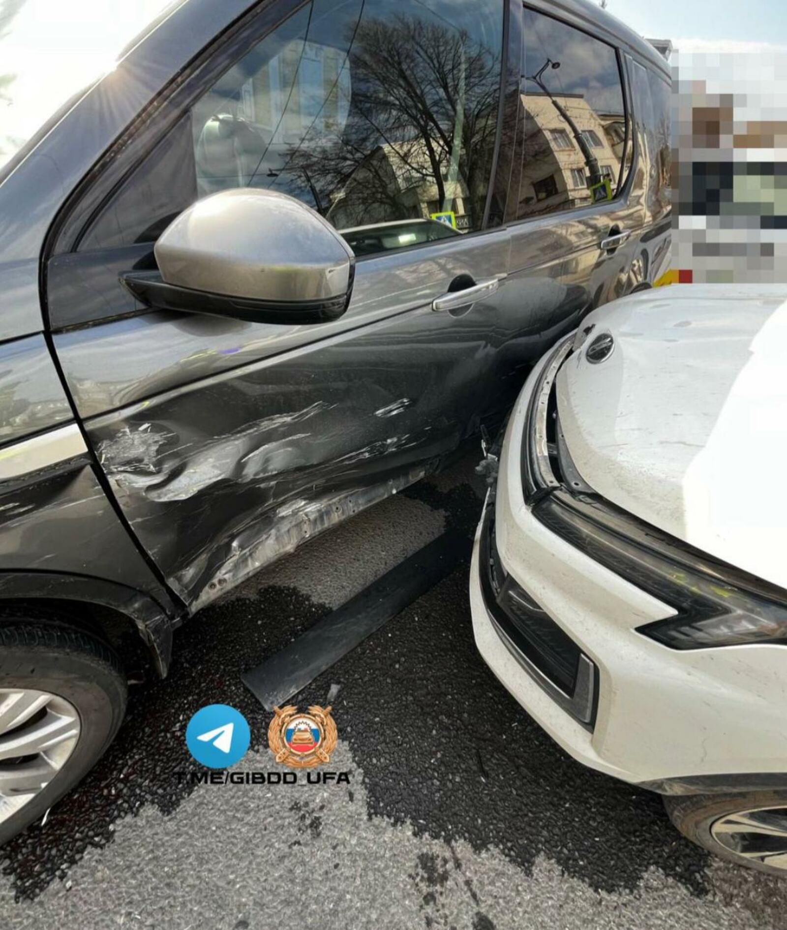 В Уфе столкнулись «Москвич-3» и «Land Rover Discovery»