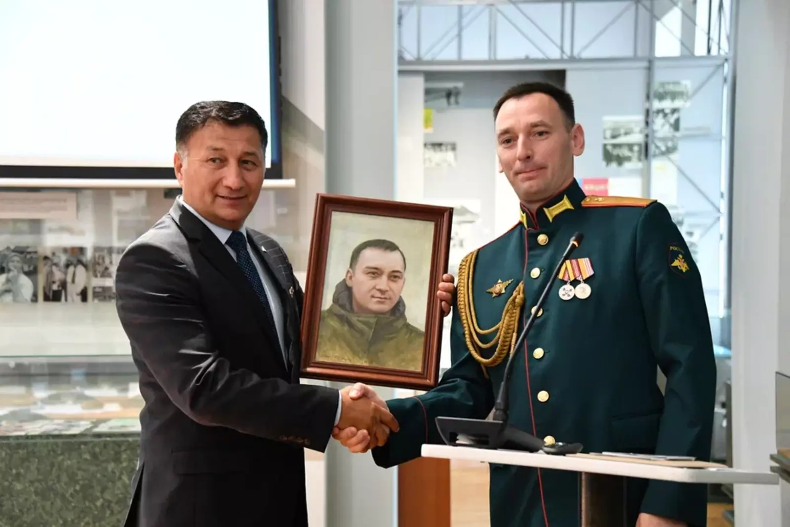 Юрий Сивачев передал в дар Национальному музею РБ портреты сослуживцев по СВО