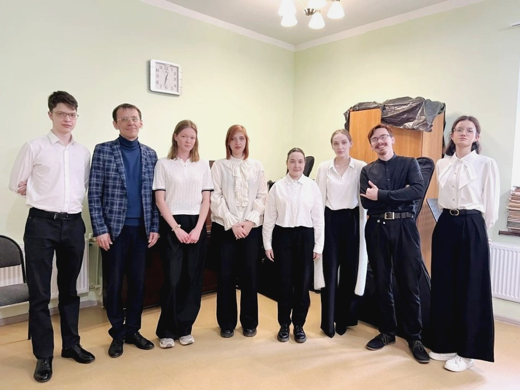 Культурный десант УГИИ рассказал студентам колледжа о будущем в искусстве