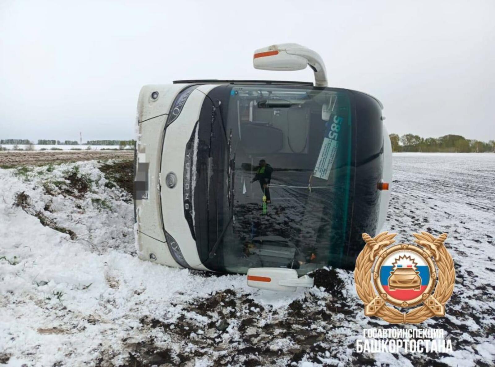 В Уфимском районе в кювет опрокинулся пассажирский автобус