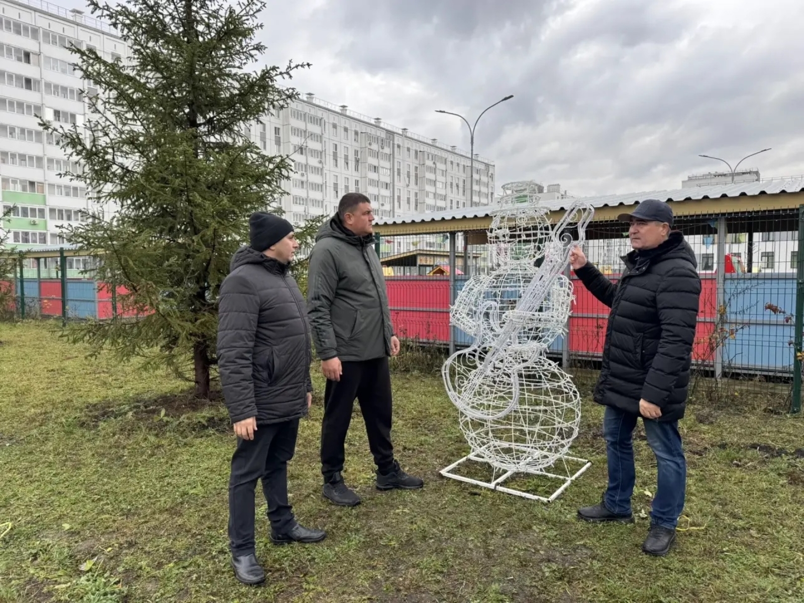 В Уфе готовят новогоднюю площадку в сквере «Времена года»