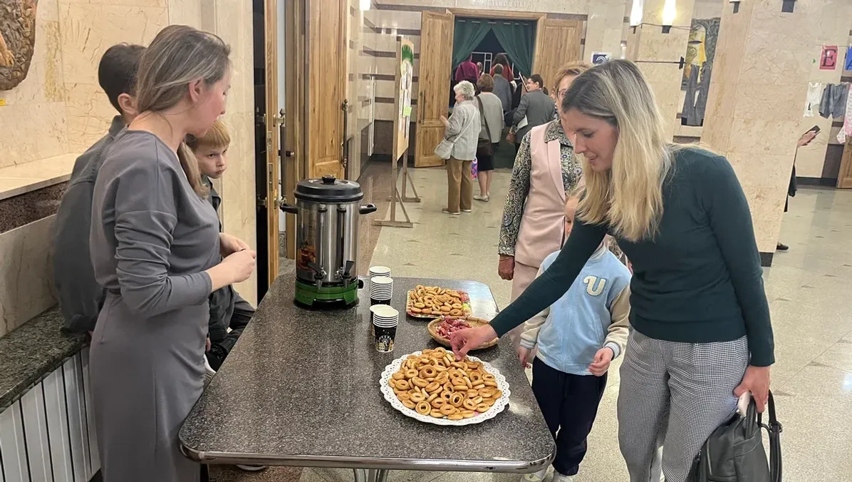 Гостей по соседски угощали чаем с сушками