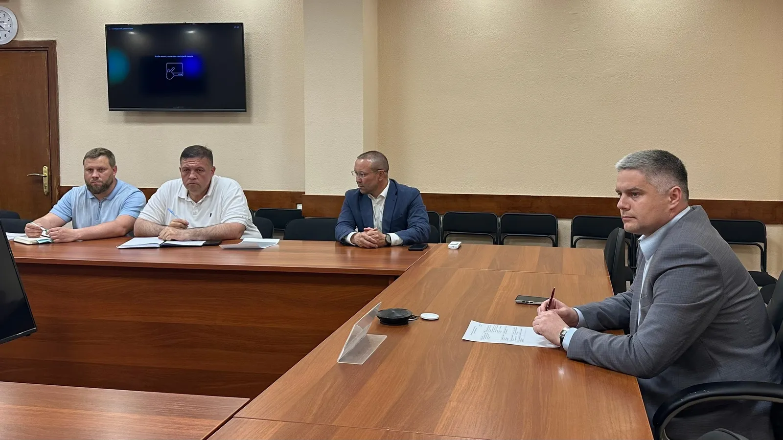 Глава района Уфы пообещал взять на контроль вопросы от матери погибшего бойца