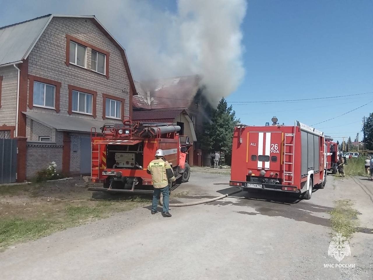 В Уфе ликвидировали крупный пожар в жилом доме в Максимовке