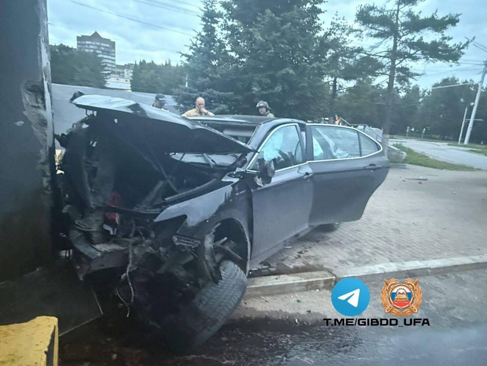 В Уфе иномарка въехала в административное здание, есть пострадавший