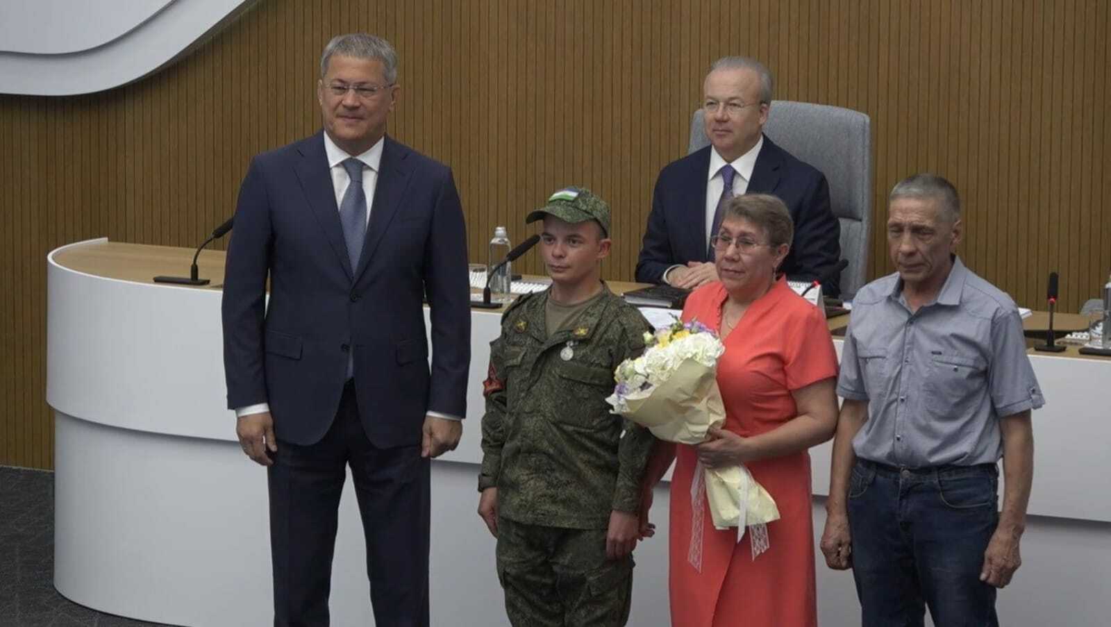 Участник СВО Артем Баймухаметов получил высокую награду из рук главы Башкирии