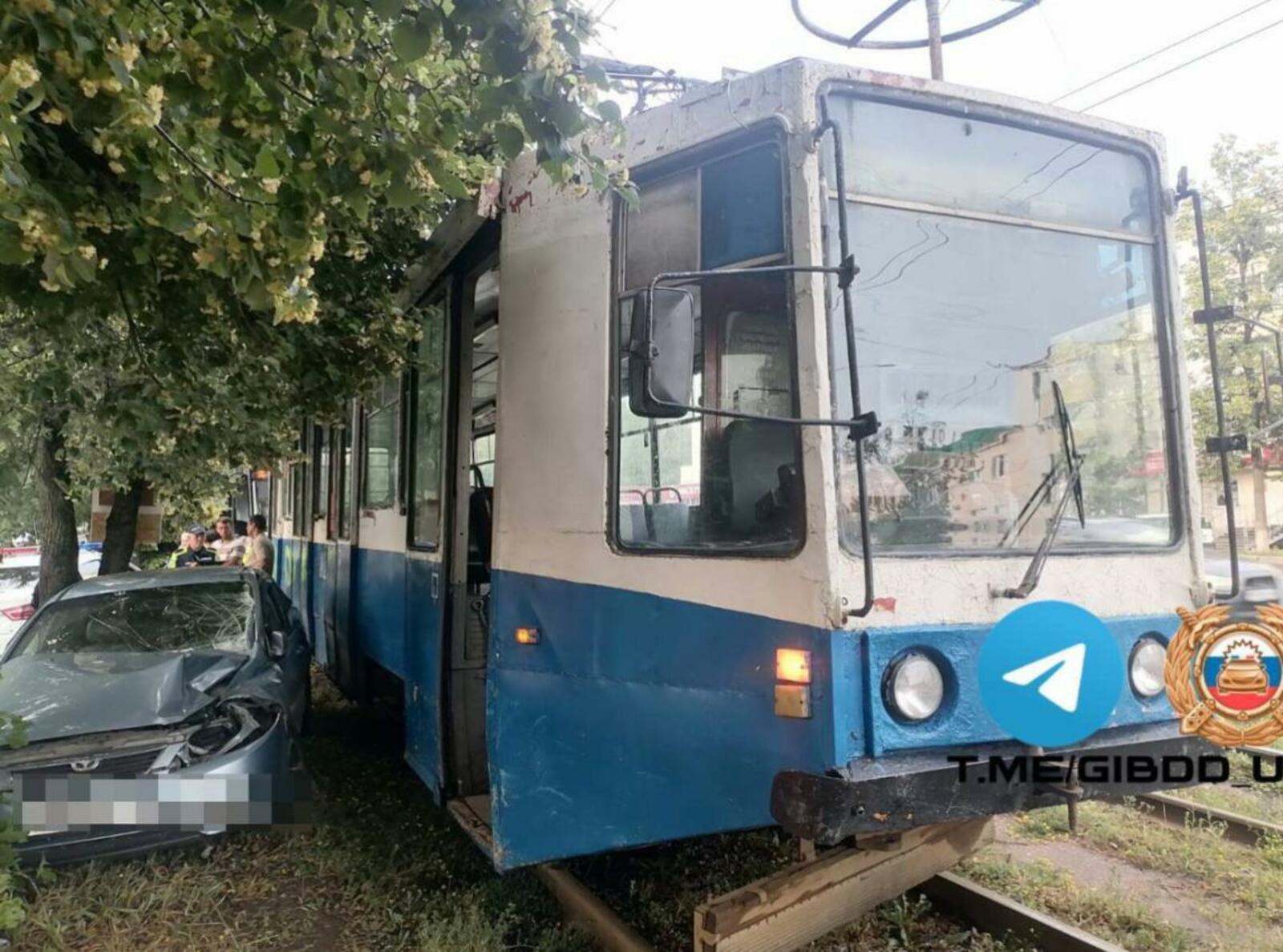 В Уфе произошло ДТП с участием трамвая и легкового автомобиля