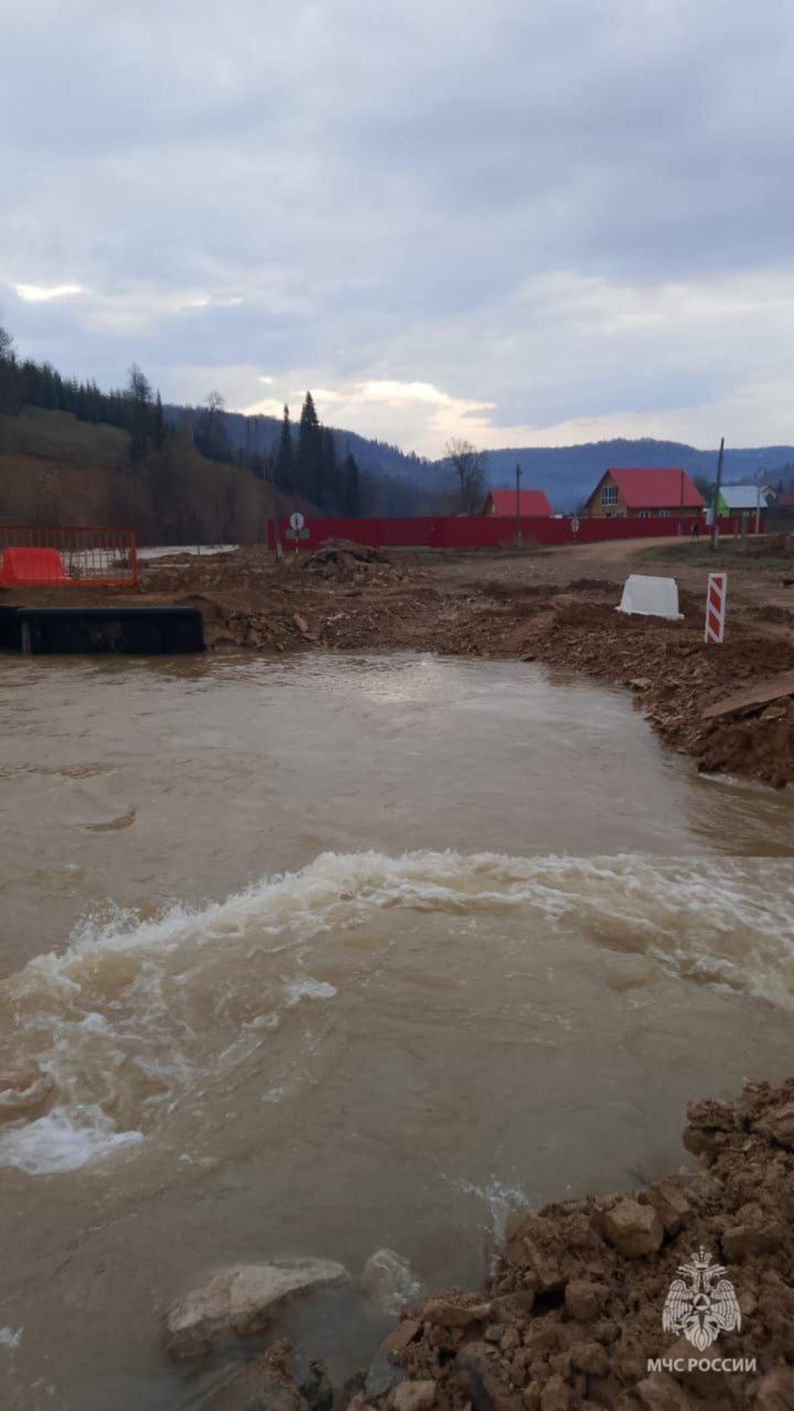 В Башкирии из-за подъема воды перелило дорогу