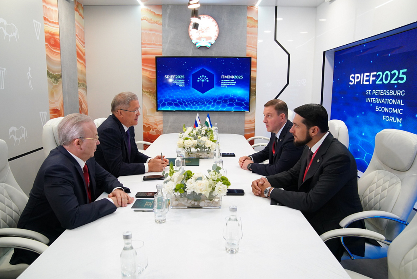 Радий Хабиров и Андрей Турчак обсудили сотрудничество Башкирии и Алтая на ПМЭФ