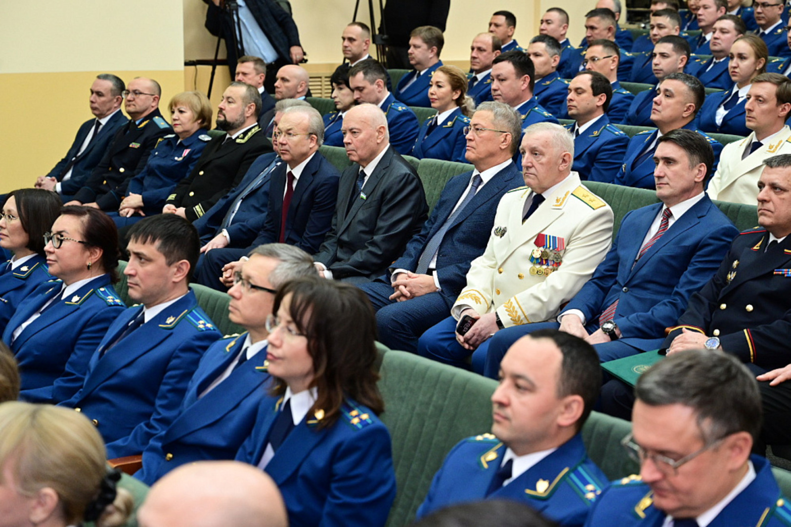 «Надежный оплот законности»: Радий Хабиров поздравил прокуроров республики