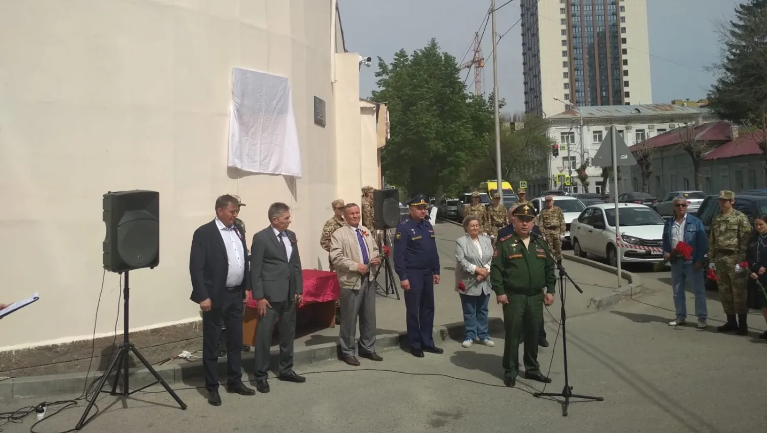 На открытии Памятной доски Николаю Веселову присутствовали представители Администрации города, ветераны авиации, дочь героя.
