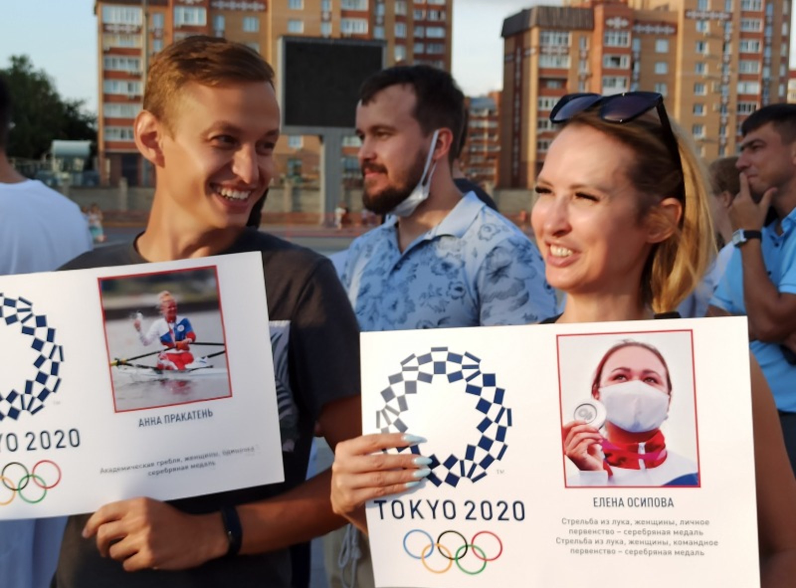 Участники акции держали плакаты с изображениями российских олимпийцев.