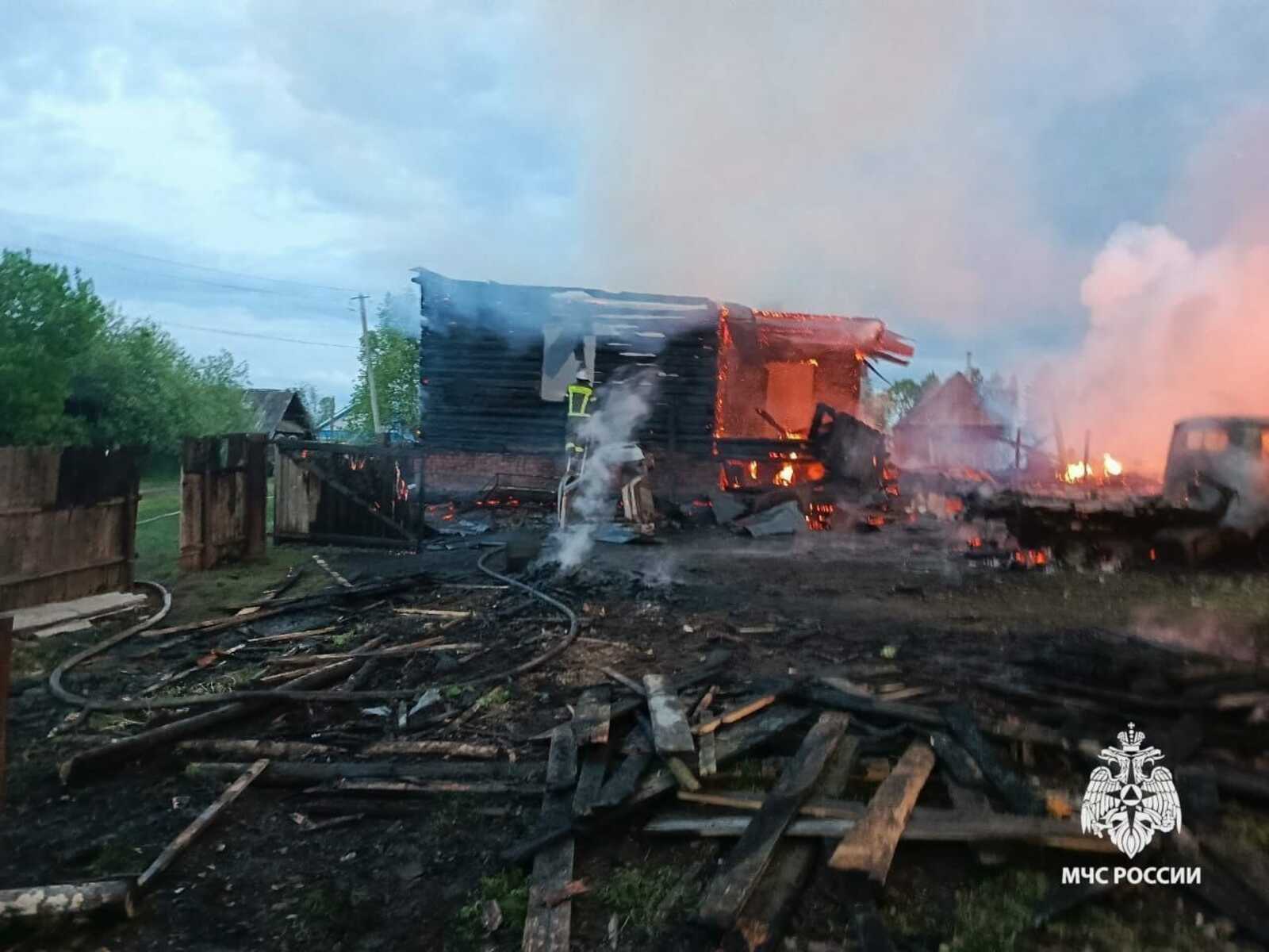 В Башкирии пожар уничтожил дом многодетной семьи
