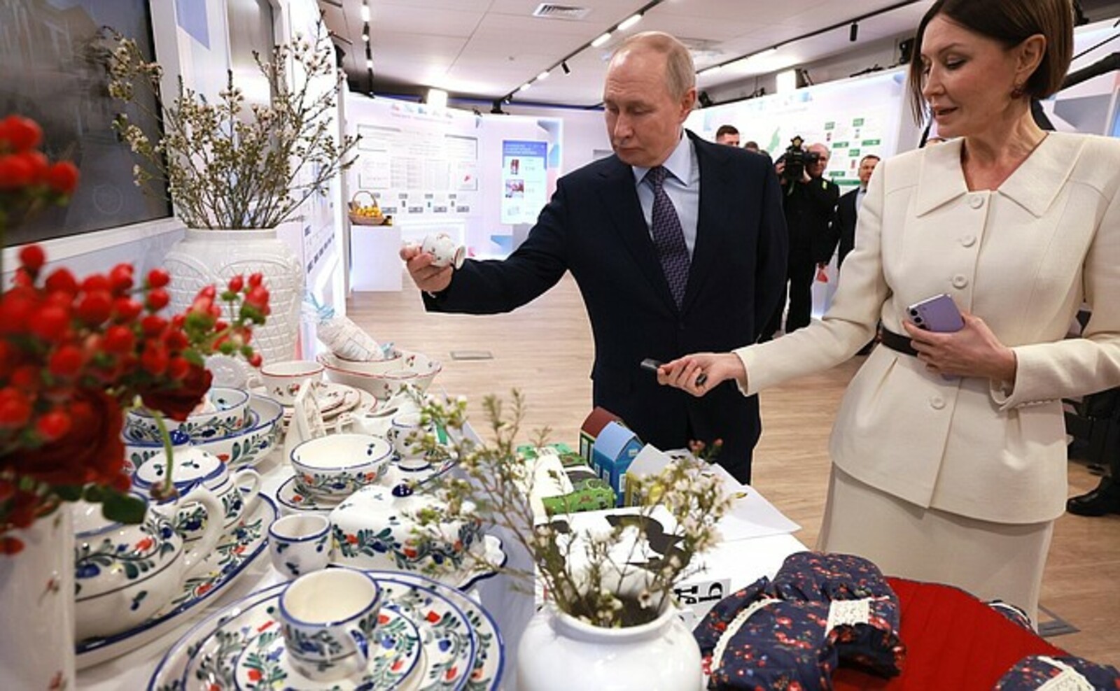 Путин поручил распространить опыт регионов-лидеров по поддержке семей