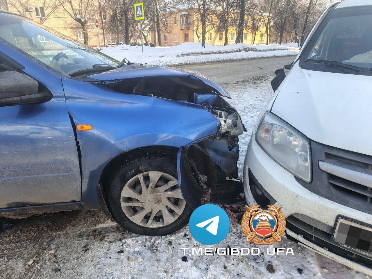 В Уфе не поделили дорогу два отечественных автомобиля