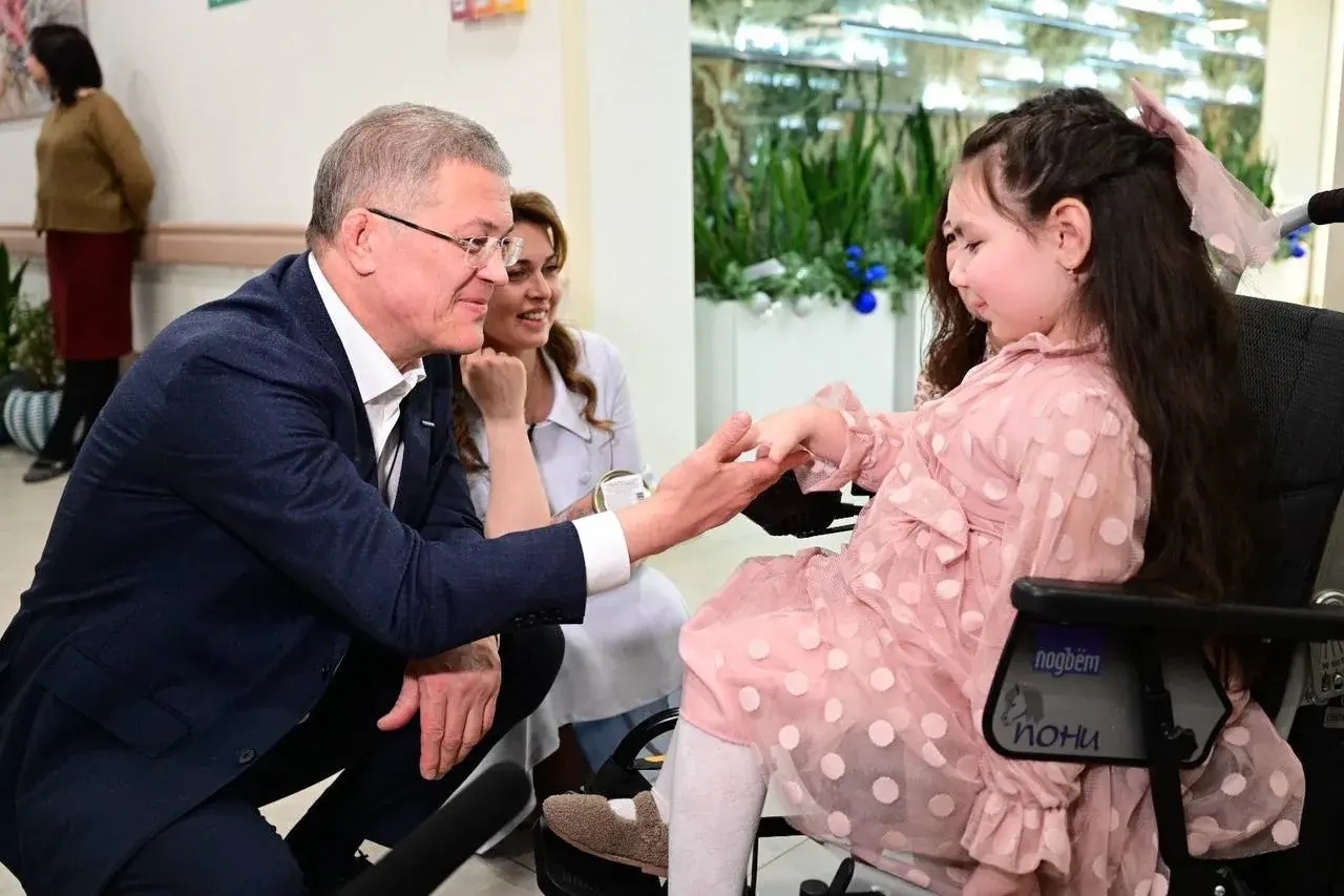 Радий Хабиров поздравил подопечных и сотрудников хосписа со старым Новым годом