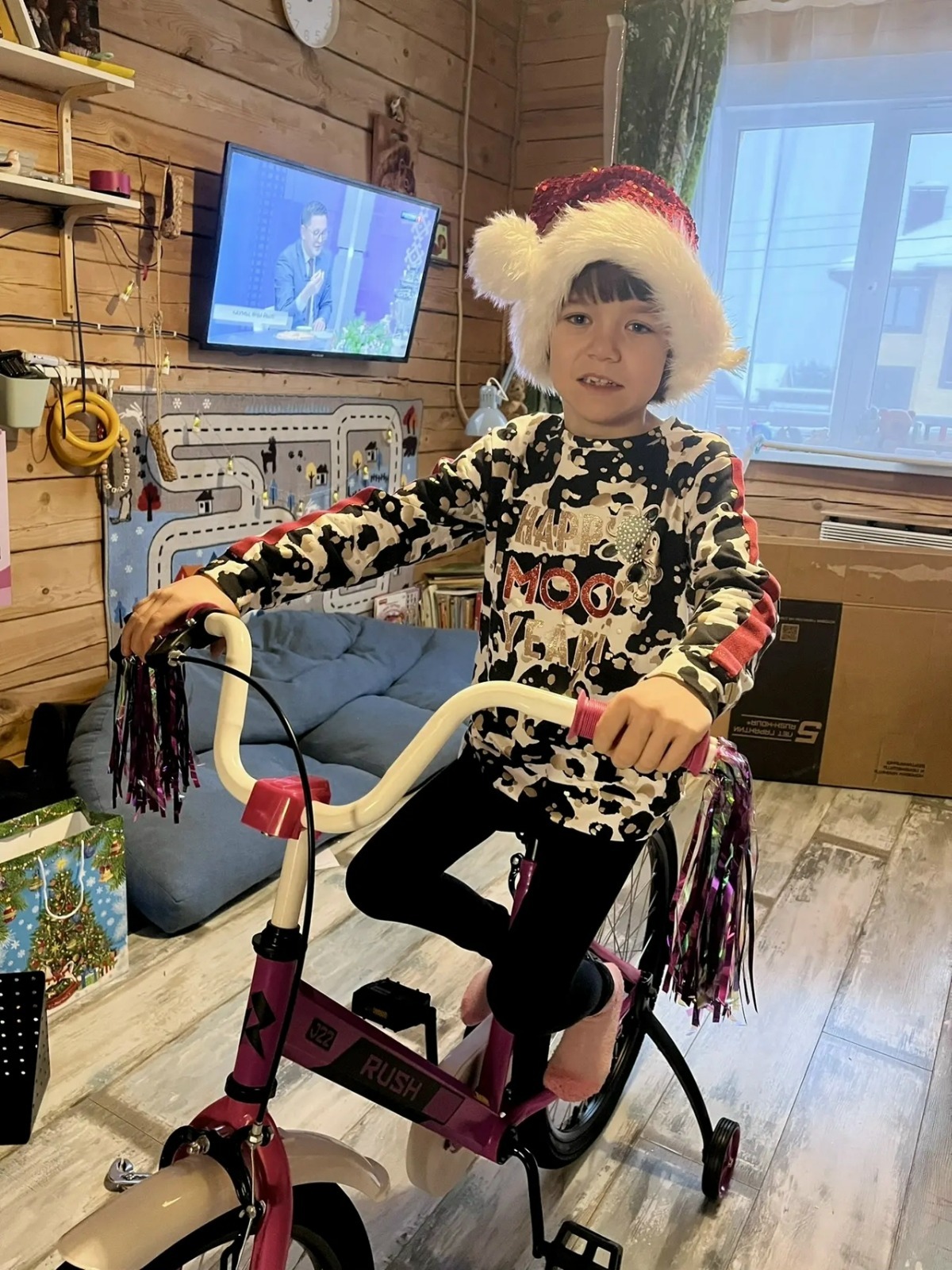 Мечта Беляны сбылась: велосипед от Ёлки желаний подарил семье новогоднее чудо