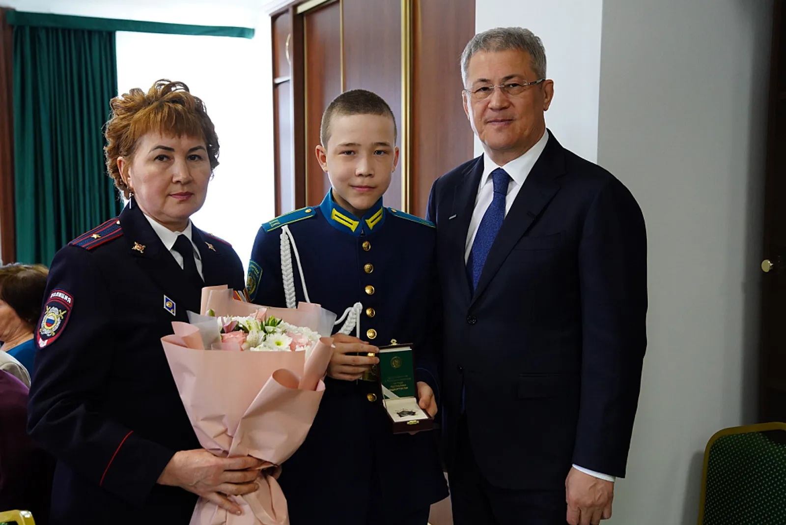 Радий Хабиров вручил ордена генерала Шаймуратова семьям погибших участников СВО