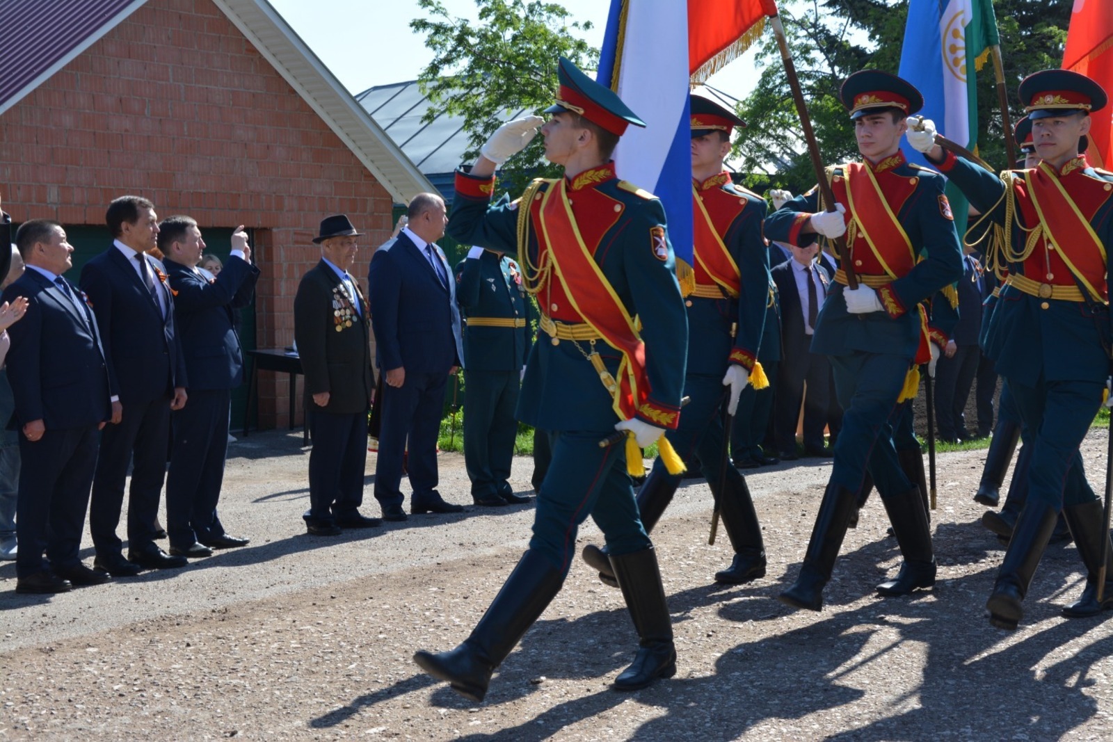 Парад у дома ветерана: в Башкирии отметили столетний юбилей героя войны