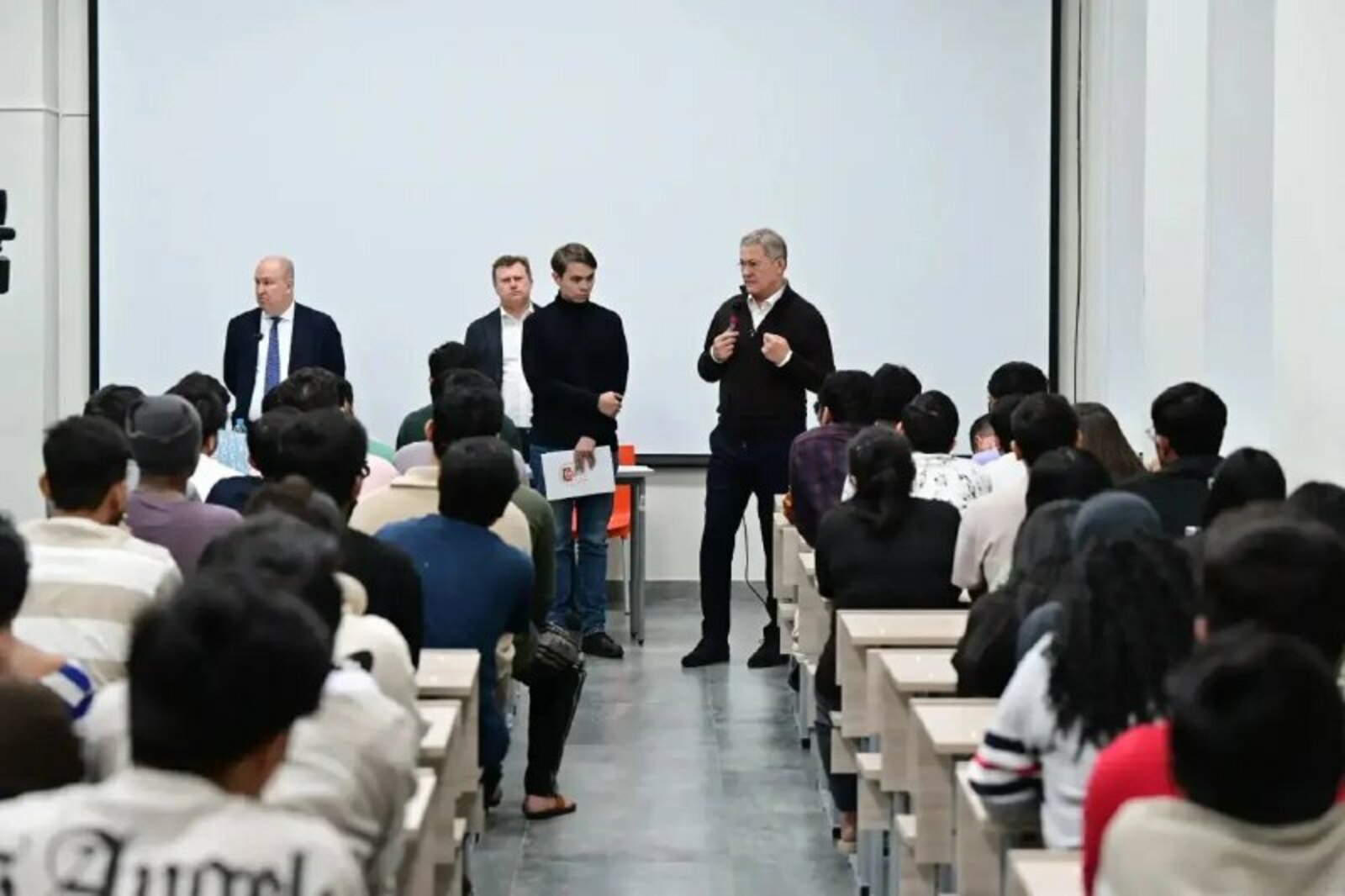 Радий Хабиров встретился со студентами общежития, которое подверглось нападению