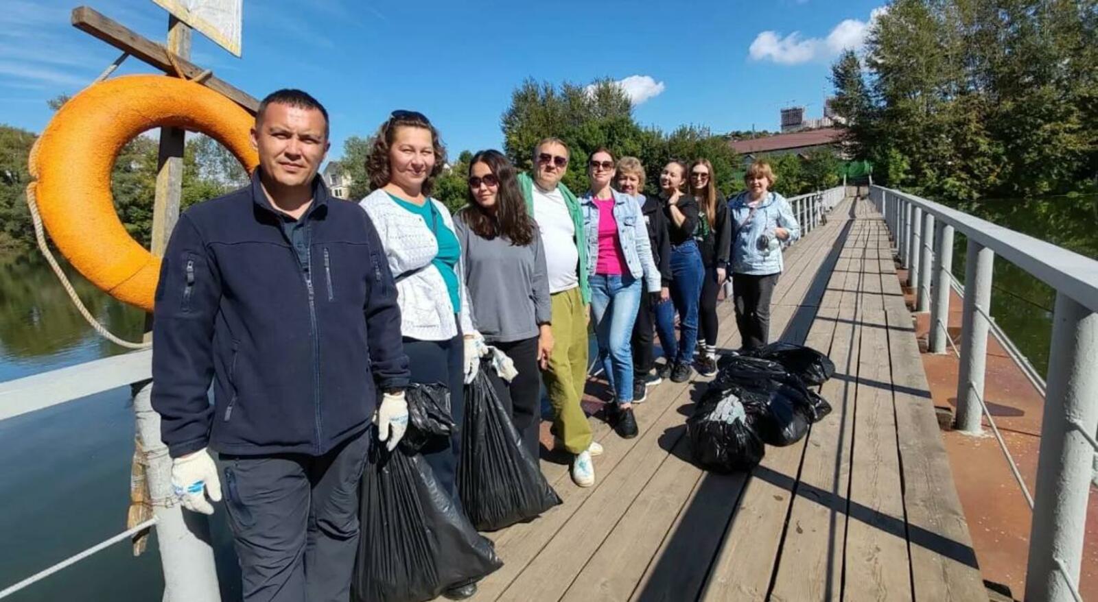 В Уфе волонтеры очистили берег озера Долгое