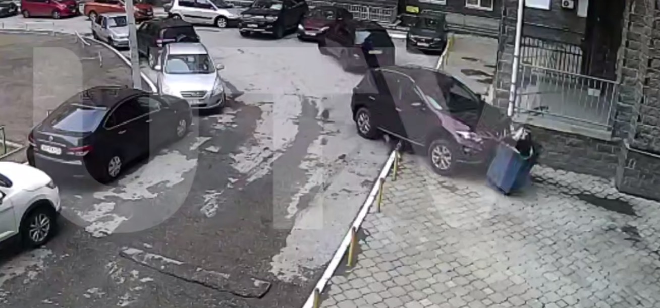 Уфимка перепутала педали и протаранила ограждение, мусорный бак и стену дома