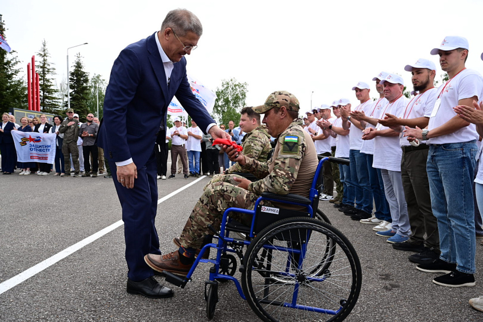 Радий Хабиров передал автомобили ветеранам СВО
