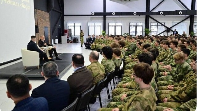 Глава Башкирии провел открытый урок в парке Патриот для десятиклассников