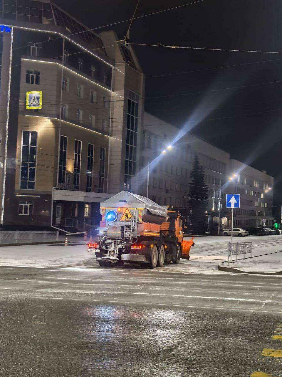 Дороги Уфы обрабатываются противогололедными материалами