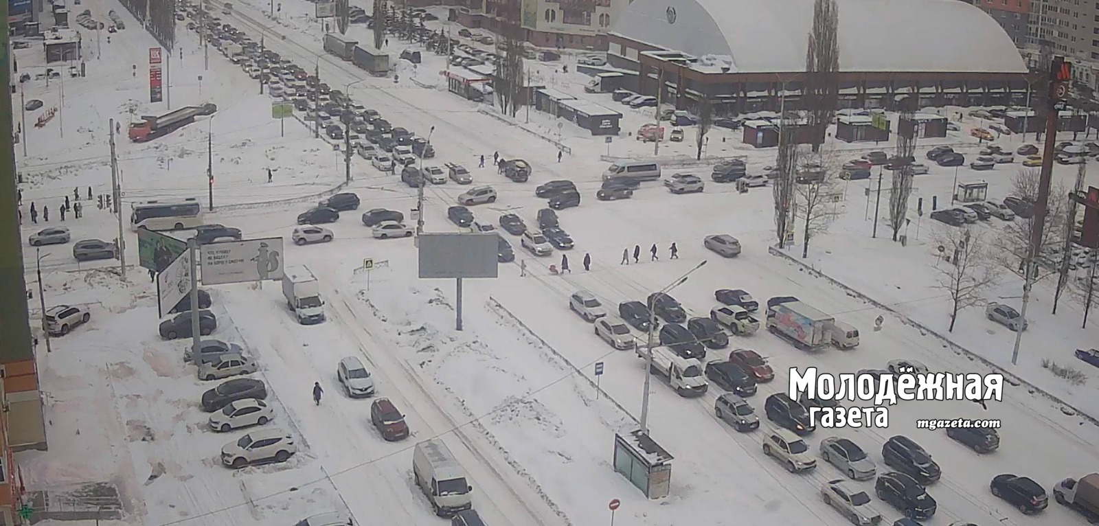 Утренний снегопад парализовал движение в Уфе