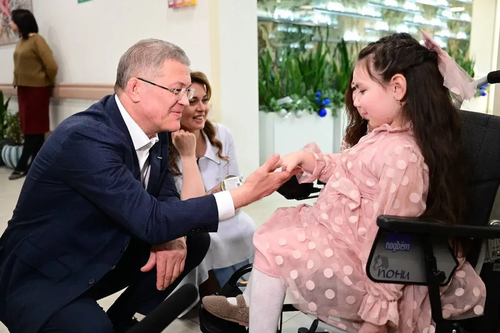 Радий Хабиров поздравил подопечных и сотрудников хосписа со старым Новым годом